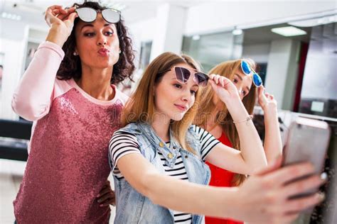 Drei Junge Stilvolle Freundinnen Die Moderne Sonnenbrille Beim Nehmen Von Selfie Mit Smartphone