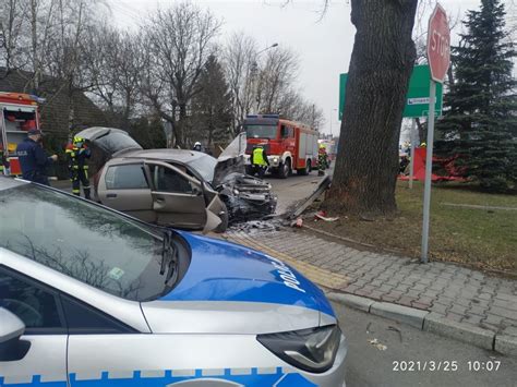 Kęty Wypadek drogowy na ul Kościuszki Samochód uderzył w drzewo