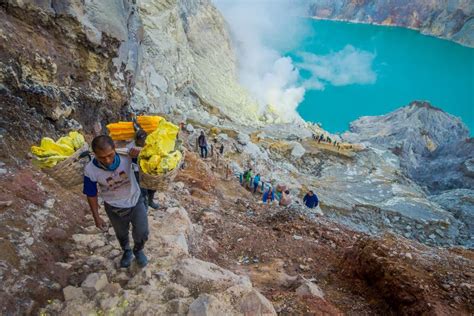 Kaweh Ijen Indonesia March Local Miners Carrying Heavy