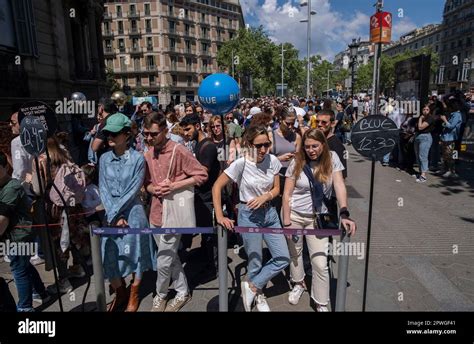 Un grand groupe de personnes attendent l entrée pour visiter la célèbre