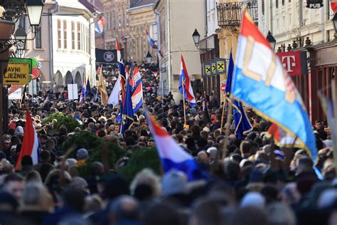 Nezapam Eni Prizori U Vukovaru Rijeka Ljudi U Koloni Sje Anja