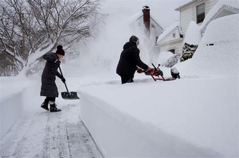 美国东北部受暴风雪吹袭 近万户停电 星岛日报