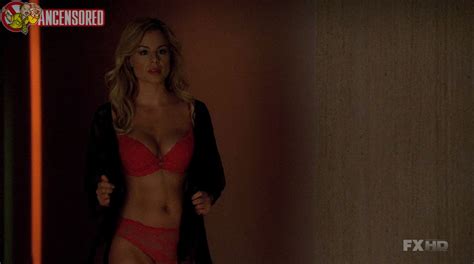 Jessica Collins desnuda en Nip Tuck a golpe de bisturí