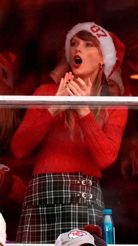 Taylor Swift Rocks No 87 Santa Hat At Kansas City Chiefs Game On