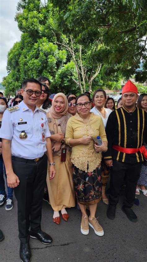 Pelajar Hingga Kepala Opd Kenakan Baju Adat Dan Kebaya Meriahkan Kirab