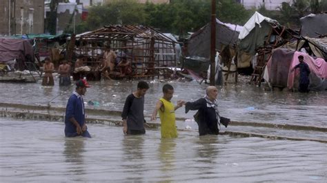 Najmanje 90 Ljudi Poginulo U Poplavama U Pakistanu