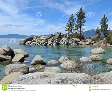 Agua Derramada Boulder En La Playa De La Arena En El Lago Tahoe Foto De