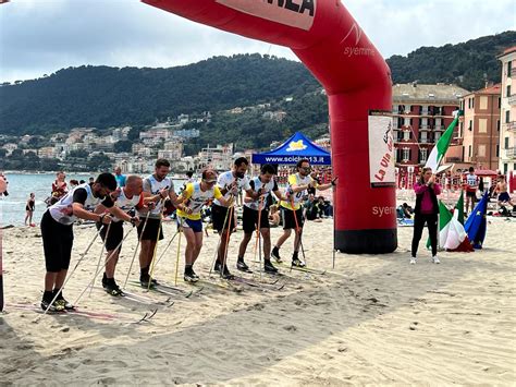 Laigueglia Nella Baia Del Sole Si Scia Sulla Spiaggia Con Sci Di