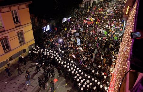 La Policía De Turquía Dispersa Con Gases Lacrimógenos Una Manifestación