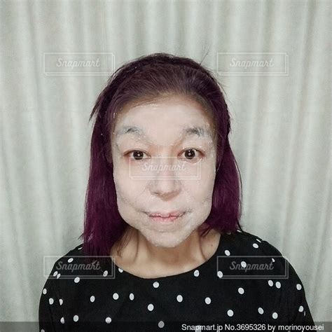 パックをする60歳の日本人女性の写真・画像素材[3695326] Snapmart（スナップマート）