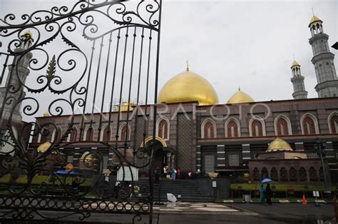 WISATA RELIGI MASJID KUBAH EMAS ANTARA Foto