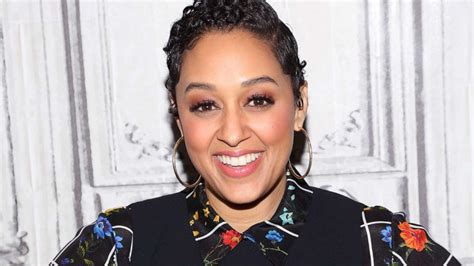 Tia Mowry reflects on learning to love her natural hair in defiance of ...