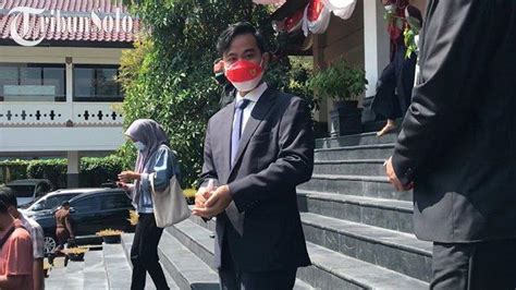 Gibran Teguh Pakai Masker Merah Putih Berlambang Garuda Sebut Donasi