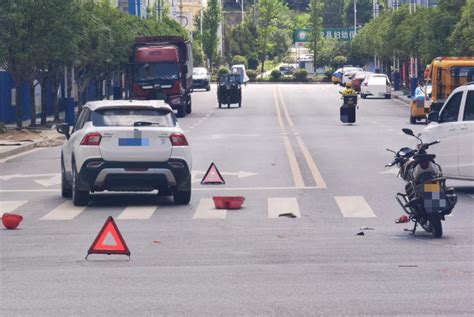 两车都是直行，摩托车正面撞上轿车，人都飞了！责任在谁？｜一盔一带 腾讯新闻