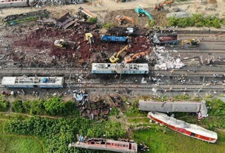 印度列車脫軌相撞或由鐵路信號錯誤導致 新浪香港