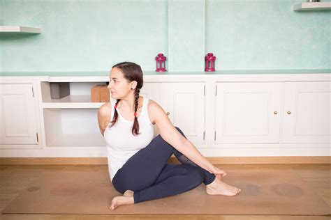 Ardha Matsyendrasana o Postura de la media torsión sentada Yoga con