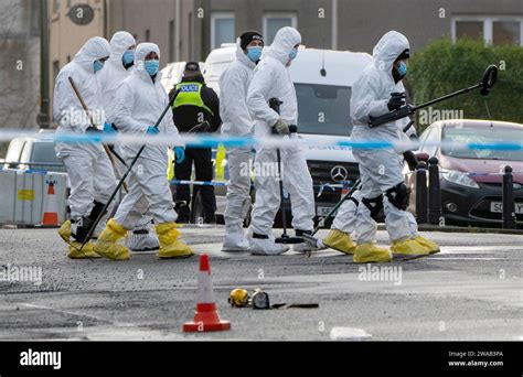 Polizeiforensische Ermittler Durchsuchen Das Gebiet Nahe Dem Tatort In