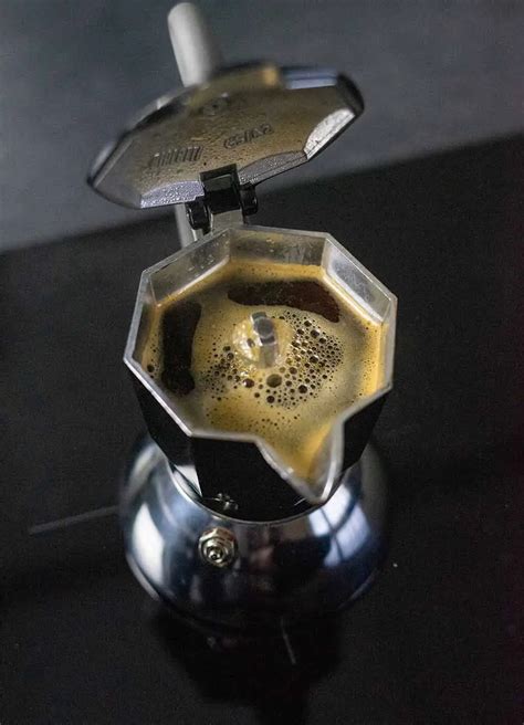 Hoe Zet Je Koffie Met Een Moka Pot LeRine Coffee