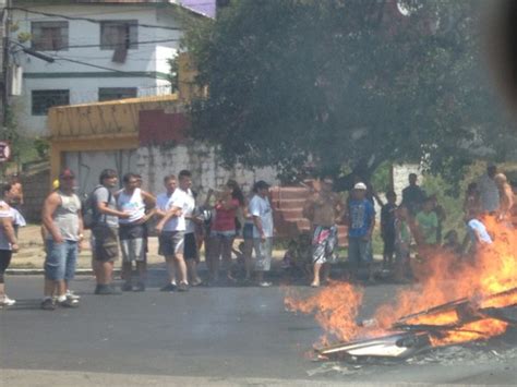 G1 Manifestantes Queimam Pneus E Bloqueiam Avenida Em Porto Alegre