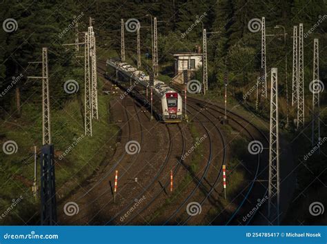 Comboio El Trico De Passageiros A Caminho Da Esta O Strba Em Montes