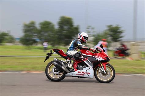 Lampu Hazard Jadi Standar Intip Fitur Dan Teknologi Honda New Cbr250rr