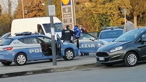 Si Rifiuta Di Mettere La Mascherina E Aggredisce Poliziotti E Direttore