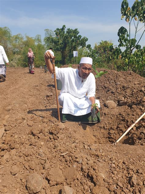 Pesantren Queen Zam Zam Sukseskan Aksi Tanam 10 Juta Pohon KH Mashudi