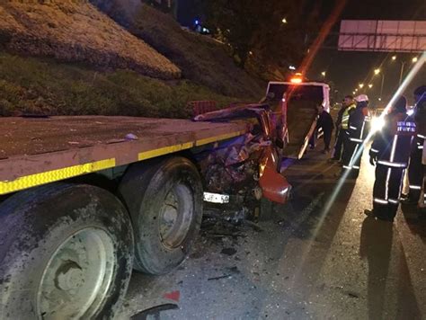 Maltepe de Kamyonet Park Halindeki TIR a Arkadan Çarptı Sürücü Feci