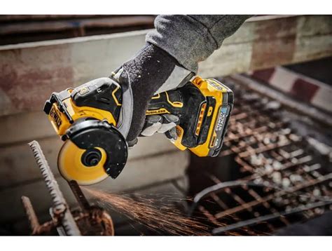 Аккумуляторная дисковая пила DeWALT DCS438N