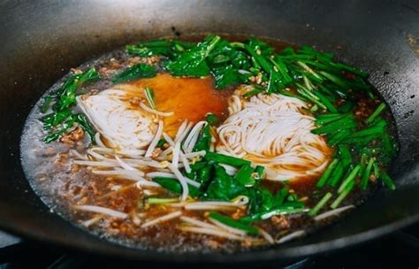 Yunnan Rice Noodle Soup 云南小锅米线 The Woks Of Life