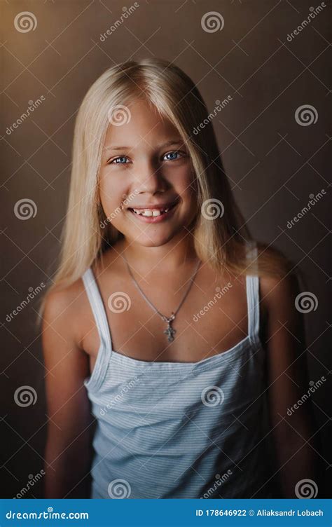 Portrait D une Belle Jeune Fille Blonde Dans Son Appartement Avec Le Long Sourire Lâche De