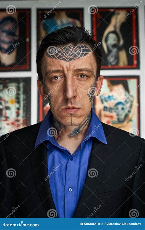 Retrato Do Artista Da Tatuagem No Levantado Preto E Na Camisa Foto De