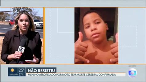 Vídeo Morre menino de 11 anos atropelado por moto após correr para