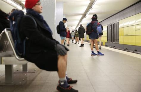 Fotostrecke No Pants Subway Ride Unten Ohne In Der U Bahn Panorama