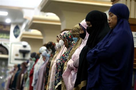 Saf Salat Tarawih Di Masjid Agung Al Furqon Boleh Dirapatkan Tetapi