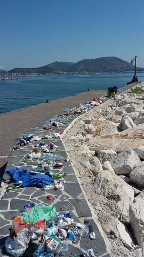 Ripulita La Scogliera Di Marina Grande Era Invasa Dai Rifiuti Monte