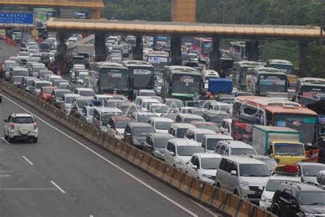 Lonjakan Volume Kendaraan Tol Cileunyi Antara Foto