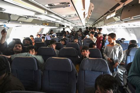 Miles De Personas Desesperadas Desatan El Caos En El Aeropuerto De