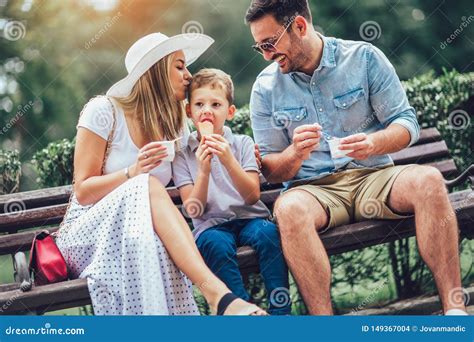 Fam Lia Feliz Que Passa Seu Fim De Semana No Parque Est O Comendo O