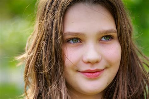 Retrato De Una Hermosa Chica Con Cabello Rubio Oscuro En Un Parque De