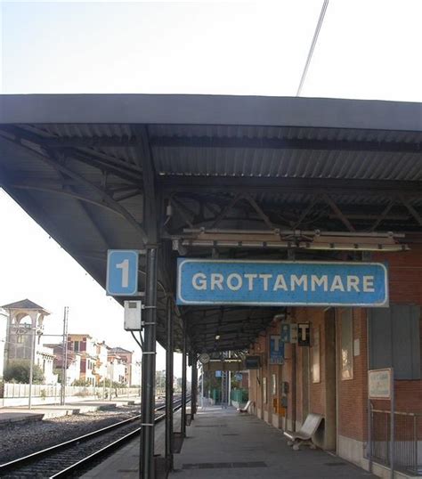 Si Sdraia Sui Binari In Stazione Minuti Di Panico E Treni Fermi