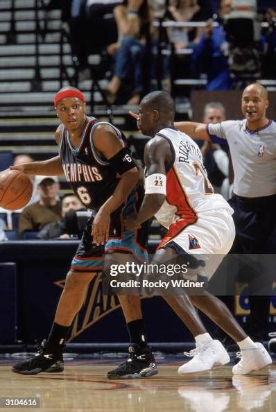 Bonzi Wells of the Memphis Grizzlies maneuvers the ball against Jason... News Photo - Getty Images