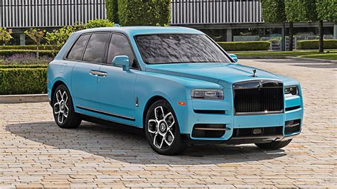 2022 Rolls-Royce Cullinan Buyer's Guide: Reviews, Specs, Comparisons