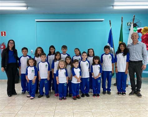 Alunos Da Rede Municipal De Ensino De In Cio Martins Recebem Uniformes