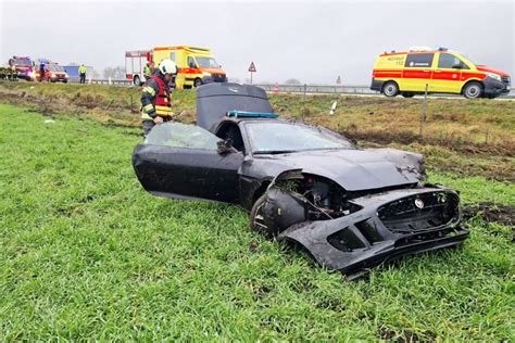 Schwerer Unfall Auf A Jaguar Berschl Gt Sich Mehrfach