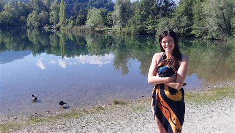 Noémie sort de l eau du lac de Carouge à St Pierre d Albigny