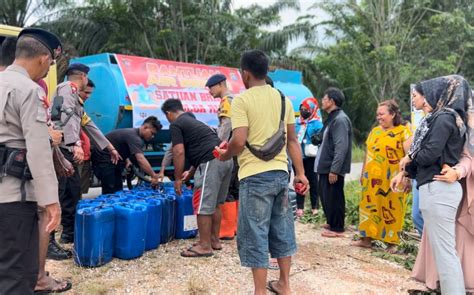 Kombes Dwi Kerahkan Pasukan Brigade Salurkan Air Bersih Untuk Korban