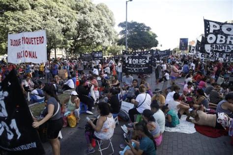 Los Piqueteros Cortan La 9 De Julio Y Amenazan Con Mantener El Acampe