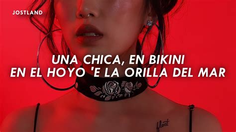 Una Chica En Bikinis Sentada En La Orilla Del Mar Letra Lyrics