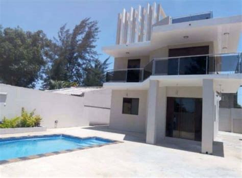 Venda De Moradia Duplex T Piscina E Jardim No Triunfo Maputo